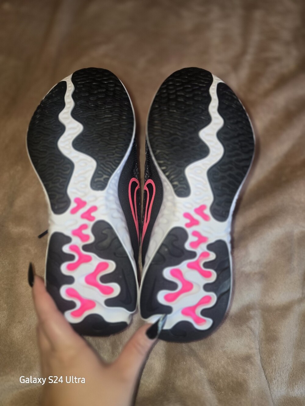 Women's Nike Renew Run Sneakers (7.5) NEW- Never Worn